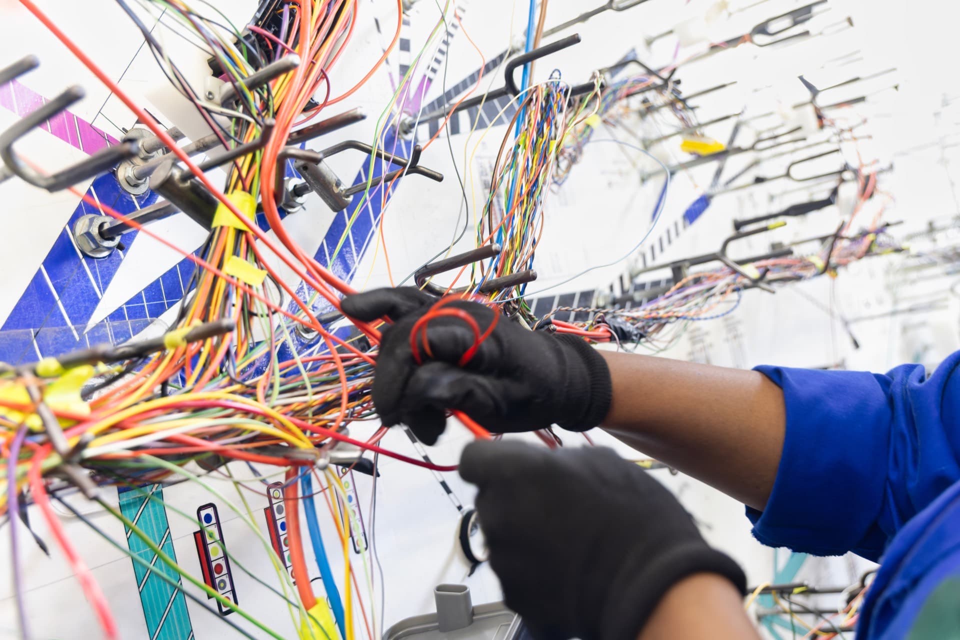 Production floor assembly of multi-branch wire harnesses